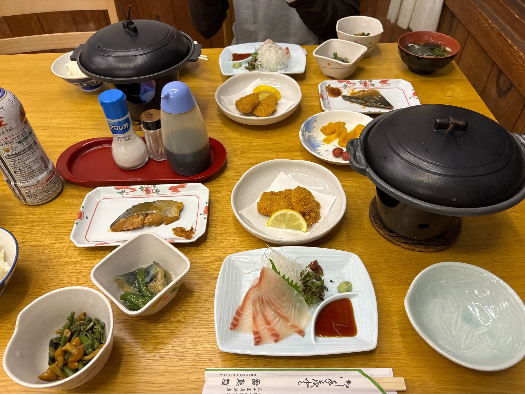 Dinner served at Raichoso with sashimi, grilled dishes, side dishes and a hot pot